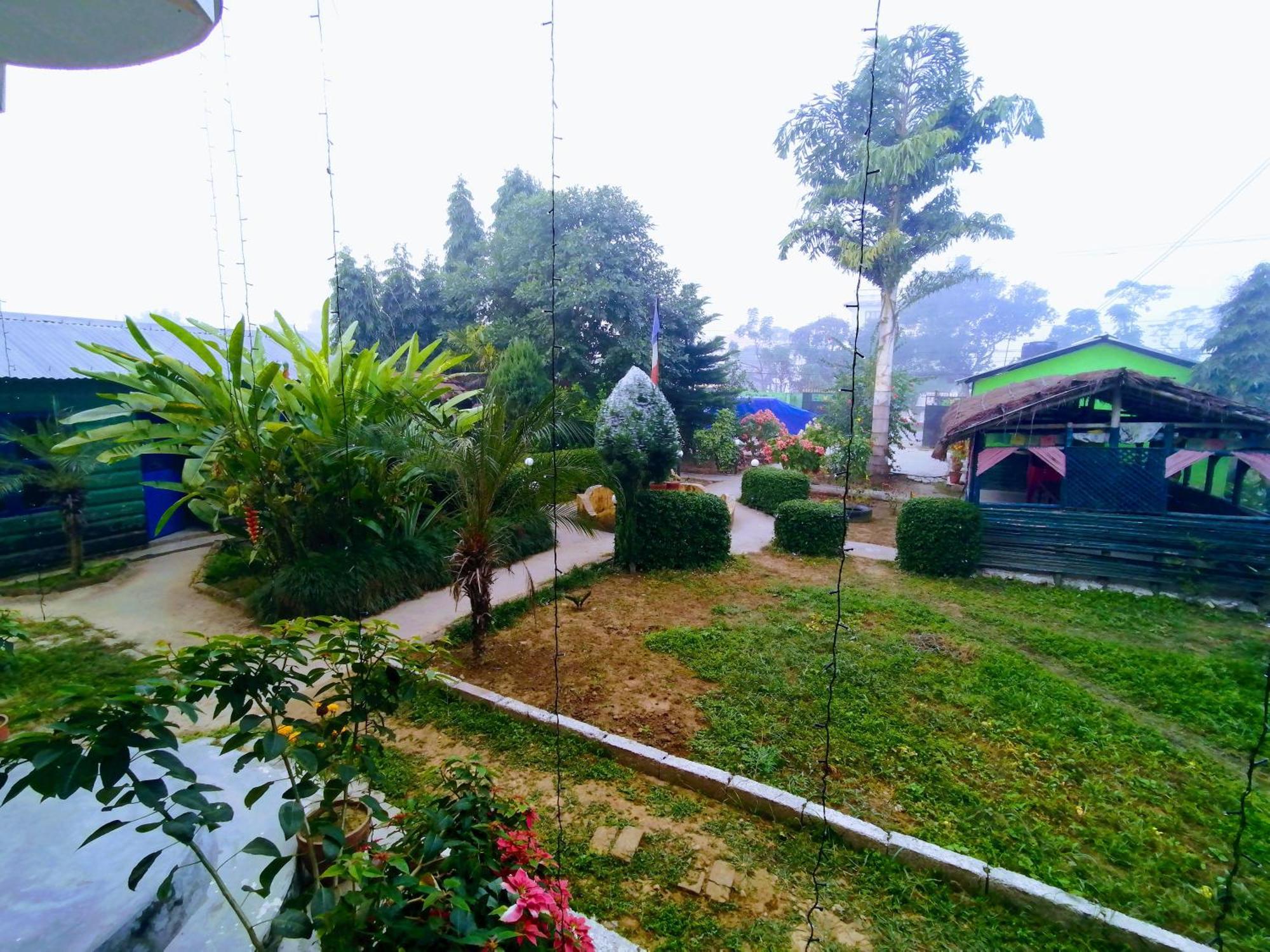 Hotel Garden Of Dreams Sauraha Quarto foto